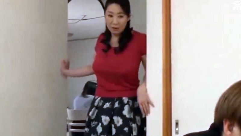 【義理の母】「私ももうすぐ50歳だし…」嫁の実家に住むようになったオトコが同居するエロ巨乳なおばさんに欲情！