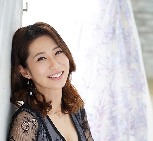【本物人妻34歳】「お酒飲むとスケベになるって言われて…」スレンダーエロ美乳なギャル風美人主婦が友人のチ●ポ触って欲情し…