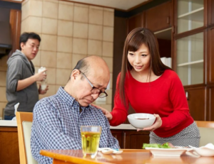 【義理の母】「私ね、今日危険日だし…♡」義息子の前でデリカシーの無い会話をするエロ美乳なおばさん主婦の近親相姦！