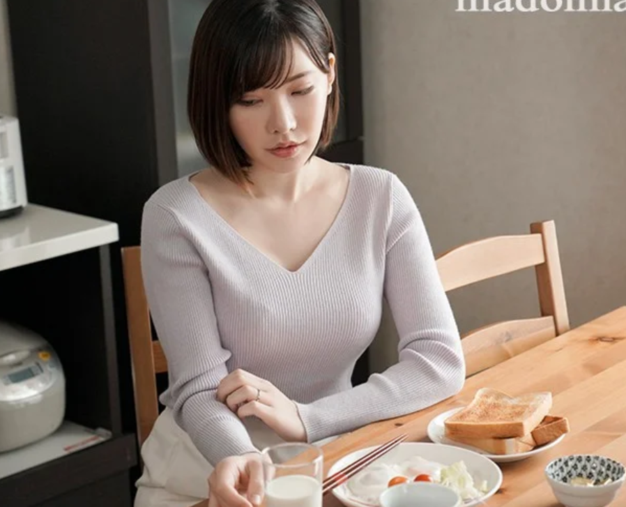 【人妻熟女】「あいつ…何であんな大きいコンドーム買ってるんだ…？」スレンダーエロ美乳な美人主婦のセフレがデカチンで…