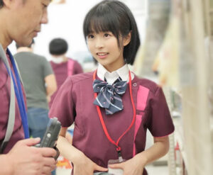 【ロリ看板娘】「あッ！私のパンツ…見えちゃいました…？」スレンダーエロ美乳な美少女が勤務先の中年男とスケベな不順異性交遊！