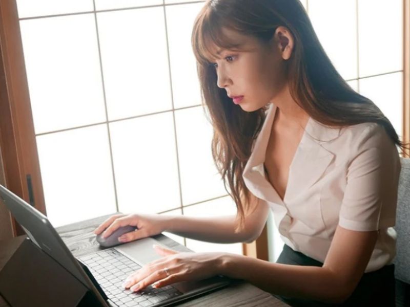 【リモート不倫】「画面越しでも…エッチなことできないかな…？」スレンダーエロ美乳なギャル風美人主婦が寝取られる！