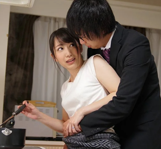 【人妻NTR】「今日は同窓会で遅くなるわ…」スレンダーエロ美乳な美人主婦が昔の男と会いに行くと言い出しますが…