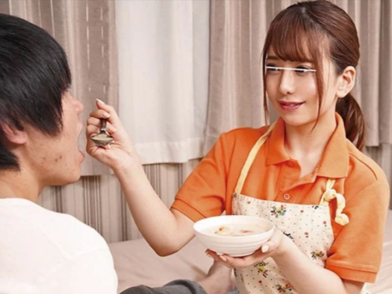 【お手伝いさん】「両腕をケガするなんて…可哀想だわ…」スレンダーエロ美乳なギャル風介護士が部屋で男とスケベ行為！