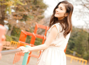 【人妻熟女】「目立つことがシてみたくて…」スレンダーエロ美乳な清楚風おばさん主婦がアダルト動画初出演！米倉穂香