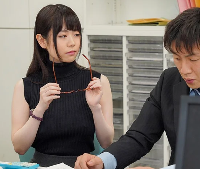 【巨乳の女性社員】「あの人、地味に見えてすごいエロいらしいぜ…」社内でもスケベと評判のエロ美乳な美人OLのスケベ動画！