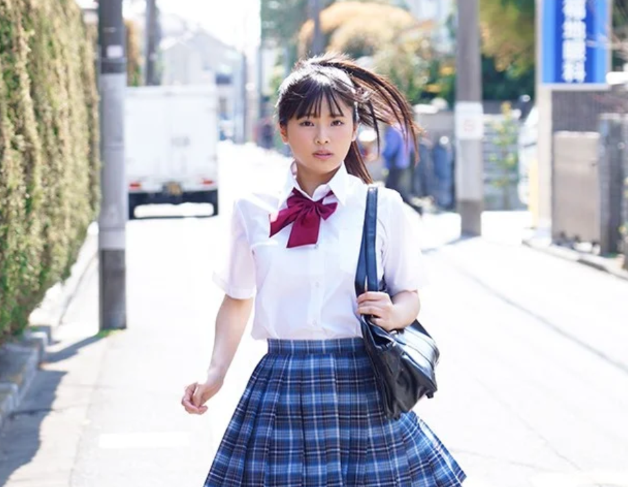 【再婚相手の娘】「ママ…何であんな男と結婚したの…？」制服姿のエロロリ美少女JKが義父に自宅で生セックスされちゃう！