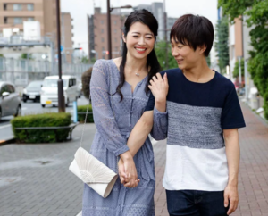 【母と息子】「あなたも立派に大きくなって…」スレンダーエロ美乳なおばさん主婦が義理の息子と近親相姦関係に！