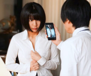 【巨乳の女社員】「このエロサイトの女性…あなたですよね…？」アダルトサイトにスケベな行為を投稿するエロ美乳な美人OL