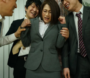 【おばさんマナー講師】「ほら、嫌がり方のマナーを教えてみろよｗ」エロ巨尻なおばさん先生が新人研修でレイプされる！
