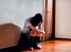 【女子高生】「帰ったらまたレイプされるのカナ…」ミニスカ制服のスレンダー女子校生が自宅で義理父に犯される！