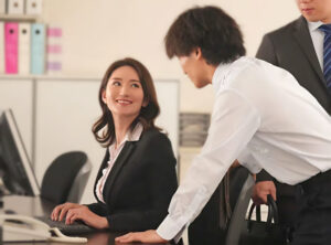 【人妻NTR】「あなた…シゴデキ君なのね…」女たらしで有名な若手男子に誘惑されてしまうエロ美乳な美人主婦ですが…