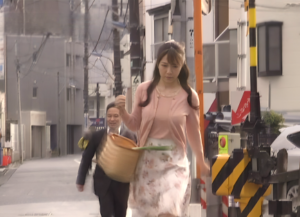 【人妻レイプ】「あのオヤジ…まだ追いかけてくる…！」スレンダーエロ美乳な美人主婦が夫の上司に狙われてしまい…