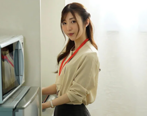 【人妻熟女】「美人な先輩が…あんなエロいことを…」エロ巨尻な美人主婦が職場の部長と不倫現場を目撃されてしまいますが…