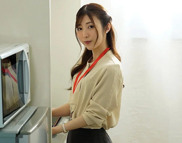【人妻熟女】「美人な先輩が…あんなエロいことを…」エロ巨尻な美人主婦が職場の部長と不倫現場を目撃されてしまいますが…