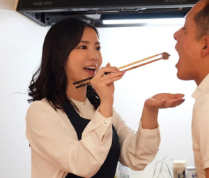 【人妻熟女】三十路ぐらいのおばさん主婦が白昼堂々別の男とスケベな不貞行為！