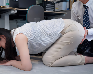 【謝罪する家政婦】「おいおい、そんな恰好したらスケベじゃねーか」エロ巨乳なおばさんが尻を強調する格好で男を誘惑！