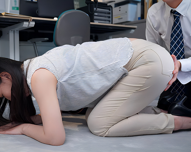 【謝罪する家政婦】「おいおい、そんな恰好したらスケベじゃねーか」エロ巨乳なおばさんが尻を強調する格好で男を誘惑！