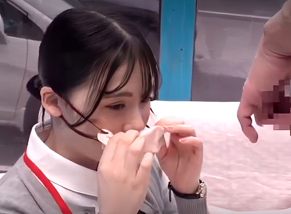 【マジックミラー号】「少しぐらいなら…」男性を助けるというスケベ企画に挑戦するエロ美乳な美少女素人看護師ですが…