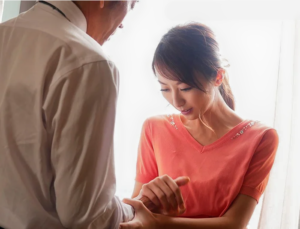 【部下の妻レイプ】「あのオヤジ…また来たわ…」エロ巨乳なおばさん主婦が旦那の上司にスケベな要求をされ犯されちゃう！
