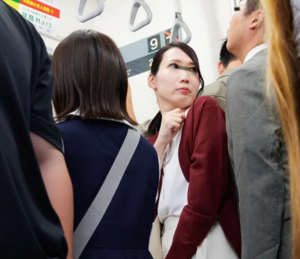 【痴漢される母親】「えっ！おばさんの私が？！」エロ巨尻な美人主婦が車内で男に体を弄られてしまいますが・・